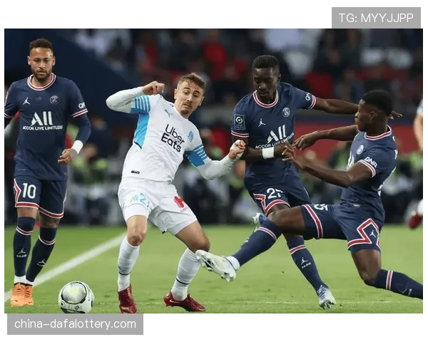 马赛擅长抓住对手防守松懈间隙 团队配合默契反击效率突出